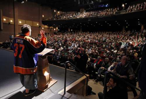 <YONHAP PHOTO-1037> Director Kevin Smith addresses the audience after the premiere of "Red State" during the 2011 Sundance Film Festival in Park City, Utah on Sunday, Jan. 23, 2011. (AP Photo/Danny Moloshok)/2011-01-24 15:43:33/ <저작권자 ⓒ 1980-2011 ㈜연합뉴스. 무단 전재 재배포 금지.>
Director Kevin Smith addresses the audience after the premiere of “Red State” during the 2011 Sundance Film Festival in Park City, Utah on Sunday.  AP-Yonhap News