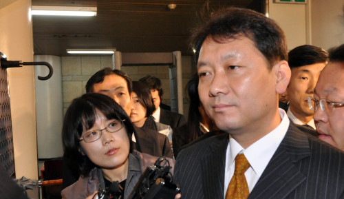 박연차 태광실업 회장으로부터 금품을 받은 혐의가 있는 이토토사이트 자유게시판 국회의원이 26일 영장실질심사를 받기위해 서울지방법원으로 들어가고 있다<br alt=