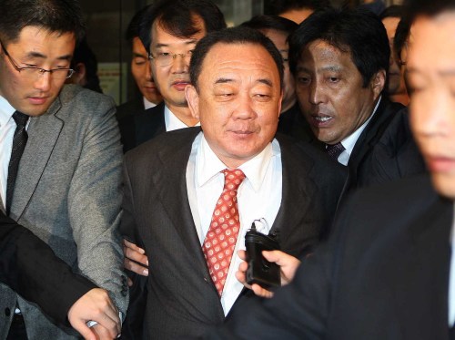 농협의 세종증권 인수 비리에 연루돼 검찰수사를 받고 있는 태광실업 박연차 회장이 4일 기내소동 관련 항소심 선고공판에 참석하기 위해 부산지법으로 들어서고 있다.<br />이상섭 기자/bobtong@heraldm.com 081205