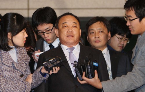 12일 태광실업 박연차회장이 대검찰청에서 소환조사를 받고 오후11시경 귀가하고 있다.<br />정희조 기자/checho@heraldm.com 081210