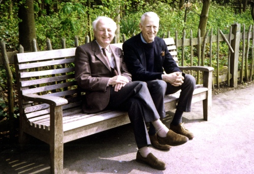<YONHAP PHOTO-0554> In this image made available Wednesday Jan. 26, 2011, by the University of East Anglia, Donald Hartog and J.D. Salinger, right, pose together in London in 1989, when they met for the first time since 1938. A trove of letters written by Salinger to British friend Donald Hartog reveals a sociable man who took bus trips to Niagara Falls, ate fast-food hamburgers, enjoyed watching Tim Henman play tennis - and claimed always to be writing new work. The letters were written to Don Hartog, who met Salinger in 1938 when both were teenagers, sent by their families to study German in Vienna. They corresponded after returning home - Salinger to try his hand as a writer, Hartog eventually to go into the food import-export business.(AP Photo/Salinger Collection, University of East Anglia) EDITORIAL USE ONLY:/2011-01-27 09:03:44/ <저작권자 ⓒ 1980-2011 ㈜연합뉴스. 무단 전재 재배포 금지.>
This image, made available by the University of East Anglia, shows Donald Hartog and J.D. Salinger (right) together in London in 1989, on meeting for the first time since 1938.  AP-Yonhap News