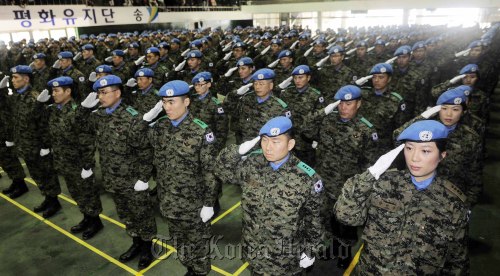 27일 오후 경기도 광주 육군특수전교육단에서 김상기 육군참모총장 주관으로 파병준비단장 박경식 중령을 비롯한 파병장병과 가족, 군 관계자등 1,200여명이 참석한 가운데 '동명부대 8진' 파병 환송식이 열렸다. 박해묵 기자/mook@heraldm.com