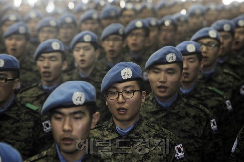 27일 오후 경기도 광주 육군특수전교육단에서 '동명부대 8진' 파병 환송식이 열린 가운데 파병장병이 육군가를 부르고 있다. 박해묵 기자/mook@heraldm.com