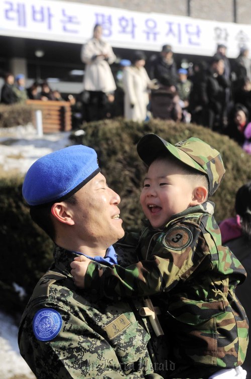 27일 오후 경기도 광주 육군특수전교육단에서 '동명부대 8진' 파병 환송식이 열린 가운데 군복을 입은 아들을 둔 파병장병이 아들과 포옹을 하고 있다. 박해묵 기자/mook@heraldm.com