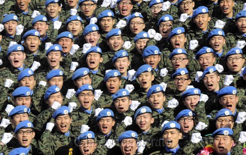 27일 오후 경기도 광주 육군특수전교육단에서 '동명부대 8진' 파병 환송식이 열린 가운데 파병장병들이 화이팅을 외치고 있다. 박해묵 기자/mook@heraldm.com