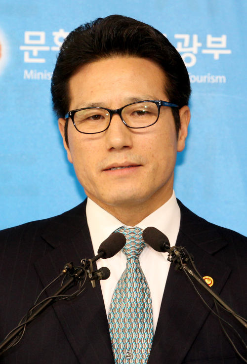 <YONHAP PHOTO-1077> 정병국, "현장정책 강조" (서울=연합뉴스) 백승렬 기자 = 정병국 신임 문화체육관광부 장관이 27일 서울시 종로구 와룡동 문화부에서 취임식을 마치고 나서 열린 기자간담회에서 "모든 칸막이를 없애고 소통과 현장 중심의 정책을 통해 위대한 문화예술의 힘을 복원시키는 데 최선을 다하겠다"고 취임의지를 밝히고 있다. 2011.1.27 srbaek@yna.co.kr/2011-01-27 15:00:06/ <저작권자 ⓒ 1980-2011 ㈜연합뉴스. 무단 전재 재배포 금지.>
Minister of Culture, Sports and Tourism Choung Byoung-gug speaks during a press conference at the culture ministry in Seoul on Thursday.  Yonhap News