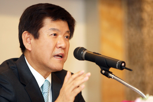 <YONHAP PHOTO-1272> 조준희 기업은행장 기자간담회 (서울=연합뉴스) 조준희 기업은행장이 27일 신년 기자간담회를 갖고 "기업은행의 100년 토대를 닦기 위해 태종 이방원이 되겠다"는 말로 새해 포부를 밝히고 있다. 2011.1.27/2011-01-27 15:53:07/ <저작권자 ⓒ 1980-2011 ㈜연합뉴스. 무단 전재 재배포 금지.>
Industrial Bank of Korea CEO Cho Joon-hee addresses a news conference on Thursday.  Yonhap News