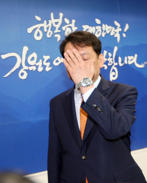 이광재 제35대 강원도 도지사 / ▲헤경만배포ㆍ마크금지<포토뉴스>“도지사직 내놓으라네요˝