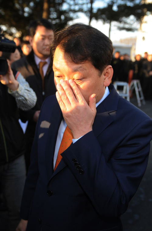 이광재 강원도지사가 징역형을 확정 받아 지사직을 상실하게 됐다. 이광재 지사가 직원과 작별인사를  하고 있다.대법원 3부(주심 박시환 대법관)는 27일 불법 정치자금을 받은 혐의로 기소된 이광재 강원도지사에게 징역 6월에 집행유예 1년, 추징금 1억 1400만 원을 선고한 원심을 확정했다. 박해묵 기자/mook@heraldm.com