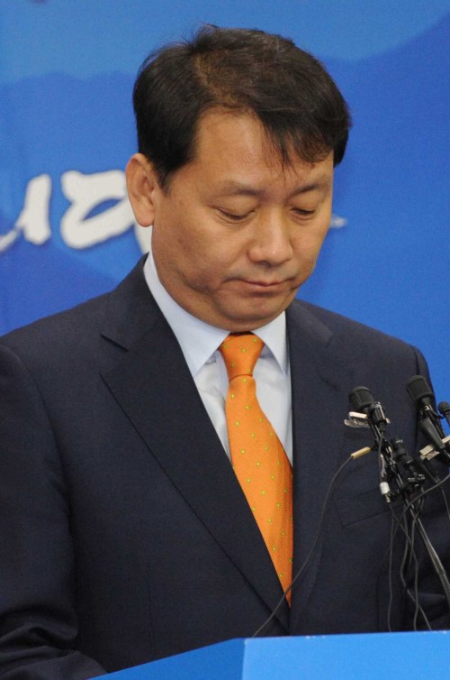 이광재 강원도지사가 징역형을 확정 받아 지사직을 상실하게 됐다. 이광재 지사가 도청 프리핑룸에서 기자회견을 하고 있다.<br />대법원 3부(주심 박시환 대법관)는 27일 불법 정치자금을 받은 혐의로 기소된 이광재 강원도지사에게 징역 6월에 집행유예 1년, 추징금 1억 1400만 원을 선고한 원심을 확정했다. 박해묵 기자/mook@heraldm.com