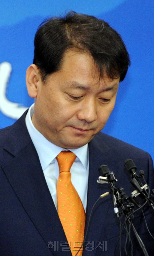 이광재 강원도지사가 징역형을 확정 받아 지사직을 상실하게 됐다. 이광재 지사가 도청 프리핑룸에서 기자회견을 하고 있다.<br />대법원 3부(주심 박시환 대법관)는 27일 불법 정치자금을 받은 혐의로 기소된 이광재 강원도지사에게 징역 6월에 집행유예 1년, 추징금 1억 1400만 원을 선고한 원심을 확정했다.  박해묵 기자/mook@heraldm.com