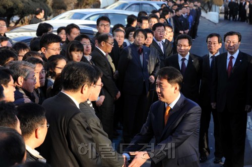 이광재 강원도지사가 징역형을 확정 받아 지사직을 상실하게 됐다. 이광재 지사가 직원과 작별인사를 하고 있다.<br alt=