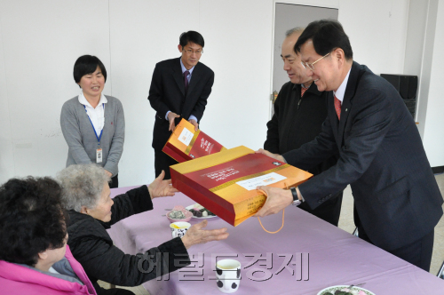 한국산업안전보건공단(이사장 노민기ㆍ오른쪽)은 27일 설 명절을 앞두고 부평노인복지센터를 방문해 성금과 위문품을 전달했다.