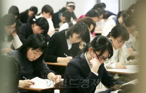 3일 서울 이화여자대학교에서 열린 2008 정시 논술고사에서 응시생들이 시험을 치르고 있다. <br /> 김명섭기자
3일 서울 이화여자대학교에서 열린 2008 정시 논술고사에서 응시생들이 시험을 치르고 있다.
김명섭기자