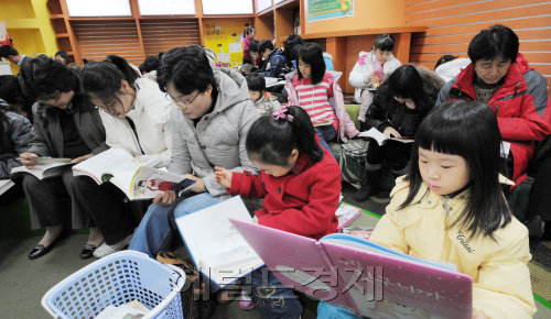방학을 맞아 부모님 손을 잡고 교보문고를 찾은 아이들이 어린이도서 코너에서 독서 삼매경에 빠져 있다./ 안훈 기자 rosedale@
방학을 맞아 부모님 손을 잡고 교보문고를 찾은 아이들이 어린이도서 코너에서 독서 삼매경에 빠져 있다./ 안훈 기자 rosedale@
자기주도학습, 입학사정관제 등이 상급학교 진학의 키워드로 떠오르면서 독서의 중요성은 어느 때보다 크다. 유아ㆍ초등 시절 독서와 함께 관련 상식을 병행 습득하면 효과가 더 크다고 전문가들은 충고한다.	 [헤럴드경제DB]