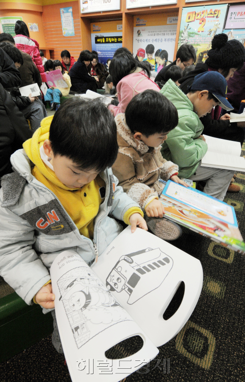 방학을 맞아 부모님 손을 잡고 교보문고를 찾은 아이들이 어린이도서 코너에서 독서 삼매경에 빠져 있다./ 안훈 기자 rosedale@
방학을 맞아 부모님 손을 잡고 교보문고를 찾은 아이들이 어린이도서 코너에서 독서 삼매경에 빠져 있다./ 안훈 기자 rosedale@