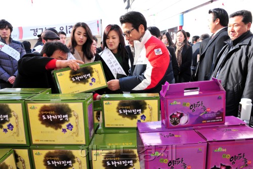 정병국 신임 문화체육관광부장관이 27일 서울 시청광장에서 열린 구제역 피해 지역 토토사이트 해외축구 중계품 직거래 장터에서 토토사이트 해외축구 중계품을 구입하고 있다.<br alt=