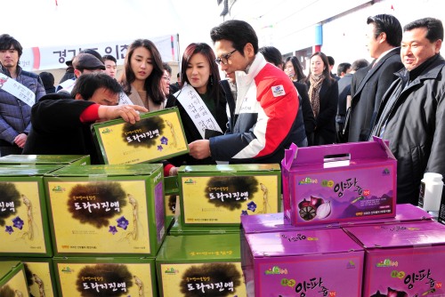 정병국 신임 문화체육관광부장관이 27일 서울 시청광장에서 열린 구제역 피해 지역 특산품 직거래 장터에서 특산품을 구입하고 있다.<br />김명섭 기자 msiron@
정병국 신임 문화체육관광부장관이 27일 서울 시청광장에서 열린 구제역 피해 지역 특산품 직거래 장터에서 특산품을 구입하고 있다.
김명섭 기자 msiron@
정병국 신임 문화체육관광부장관이 27일 서울 시청광장에서 열린 구제역 피해 지역 특산품 직거래 장터에서 특산품을 구입하고 있다.
김명섭 기자 msiron@
정병국 신임 문화체육관광부 장관이 27일 서울 시청앞 서울광장에서 열린 구제역 피해 지역 특산품 직거래 장터에서 특산품을 구입하고 있다.
김명섭 기자/msiron@heraldm.com