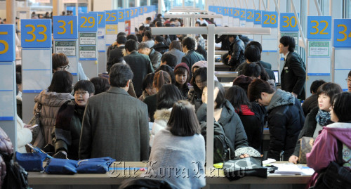 올 설연휴가 최대 9일까지 쉴수 있는 황금연휴로 이어져 해외여행객들이 크게 늘어 관련 업계가 특수를 누리고 있다. 27일 인천국제공항공사에 따르면 설 연휴기간 인천공항 국제선은 지난해 설 연휴기간보다 13.9% 증가한 58만8902명으로 잠정 집계되었으며 대한항공과 아시아나항공 등 국적항공사의 국제선 항공권의 예약률도 90-100%에 이르고 있다. 28일 오전 영종도 인천국제공항 출국장이 설연휴를 해외에서 보내려는 여행객들로 붐비고 있다./ 안훈기자 rosedale@ 2011.01.28