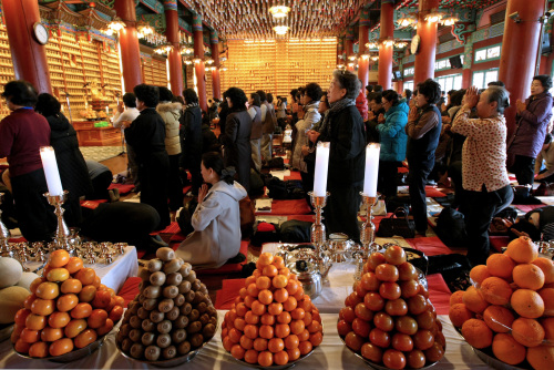 Buddhists pray for animals that have died due to foot and mouth disease at the Bongeunsa temple in Seoul, South Korea, on Thursday, Jan. 6, 2011. (Bloomberg)