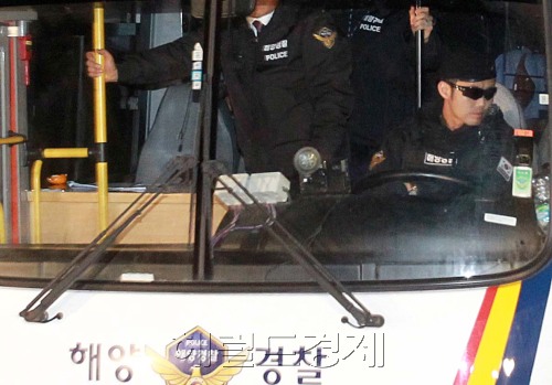 30일 오전 아라비아해에서 삼호주얼리호를 납치했다  우리 해군의 구출작전으로 생포돼 아랍에미레이트 왕실 전용기를 타고 부산으로 압송된 소말리아 해적 5명이 호송버스가 영장실질심사를 받기 위해 부산지검으로 들어오고 있다.<br />이날 김해공항에서 군으로부터  남해해경청이 해적의 신병을 인수 받았으며, 무장경찰 40여명과 특공대 전술차량 등 차량 6대, 헬기 1대를 동원하는등 특별호위를 하였다.( 파란수건을 뒤집어쓴 소말리아 해적)<br />부산=이상섭기자/babtong@heraldm.com 2011.01.30
30일 오전 아라비아해에서 삼호주얼리호를 납치했다  우리 해군의 구출작전으로 생포돼 아랍에미레이트 왕실 전용기를 타고 부산으로 압송된 소말리아 해적 5명이 호송버스가 영장실질심사를 받기 위해 부산지검으로 들어오고 있다.
이날 김해공항에서 군으로부터  남해해경청이 해적의 신병을 인수 받았으며, 무장경찰 40여명과 특공대 전술차량 등 차량 6대, 헬기 1대를 동원하는등 특별호위를 하였다.( 파란수건을 뒤집어쓴 소말리아 해적)
부산=이상섭기자/babtong@heraldm.com 2011.01.30
30일 오전 아라비아해에서 삼호주얼리호를 납치했다  우리 해군의 구출작전으로 생포돼 아랍에미레이트 왕실 전용기를 타고 부산으로 압송된 소말리아 해적 5명이 호송버스가 영장실질심사를 받기 위해 부산지검으로 들어오고 있다.
이날 김해공항에서 군으로부터  남해해경청이 해적의 신병을 인수 받았으며, 무장경찰 40여명과 특공대 전술차량 등 차량 6대, 헬기 1대를 동원하는등 특별호위를 하였다.( 파란수건을 뒤집어쓴 소말리아 해적)
부산=이상섭기자/babtong@heraldm.com 2011.01.30