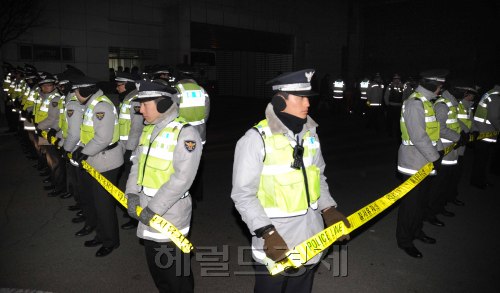 30일 오전 아라비아해에서 삼호주얼리호를 납치했다  우리 해군의 구출작전으로 생포돼 아랍에미레이트 왕실 전용기를 타고 부산으로 압송된 소말리아 해적 5명이 호송버스가 영장실질심사를 받기 위해 부산지검으로 들어오기 전 전경들이 포토라인을 설치하고 있다..<br />이날 김해공항에서 군으로부터  남해해경청이 해적의 신병을 인수 받았으며, 무장경찰 40여명과 특공대 전술차량 등 차량 6대, 헬기 1대를 동원하는등 특별호위를 하였다.<br />부산=이상섭기자/babtong@heraldm.com 2011.01.30
30일 오전 아라비아해에서 삼호주얼리호를 납치했다  우리 해군의 구출작전으로 생포돼 아랍에미레이트 왕실 전용기를 타고 부산으로 압송된 소말리아 해적 5명이 호송버스가 영장실질심사를 받기 위해 부산지검으로 들어오기 전 전경들이 포토라인을 설치하고 있다..
이날 김해공항에서 군으로부터  남해해경청이 해적의 신병을 인수 받았으며, 무장경찰 40여명과 특공대 전술차량 등 차량 6대, 헬기 1대를 동원하는등 특별호위를 하였다.
부산=이상섭기자/babtong@heraldm.com 2011.01.30
30일 오전 아라비아해에서 삼호주얼리호를 납치했다  우리 해군의 구출작전으로 생포돼 아랍에미레이트 왕실 전용기를 타고 부산으로 압송된 소말리아 해적 5명이 호송버스가 영장실질심사를 받기 위해 부산지검으로 들어오기 전 전경들이 포토라인을 설치하고 있다..
이날 김해공항에서 군으로부터  남해해경청이 해적의 신병을 인수 받았으며, 무장경찰 40여명과 특공대 전술차량 등 차량 6대, 헬기 1대를 동원하는등 특별호위를 하였다.
부산=이상섭기자/babtong@heraldm.com 2011.01.30