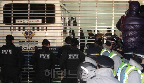 30일 오전 아라비아해에서 삼호주얼리호를 납치했다  우리 해군의 구출작전으로 생포돼 아랍에미레이트 왕실 전용기를 타고 부산으로 압송된 소말리아 해적 5명이 호송버스가 영장실질심사를 받기 위해 부산지검으로 들어오고 있다.<br />이날 김해공항에서 군으로부터  남해해경청이 해적의 신병을 인수 받았으며, 무장경찰 40여명과 특공대 전술차량 등 차량 6대, 헬기 1대를 동원하는등 특별호위를 하였다.<br />부산=이상섭기자/babtong@heraldm.com 2011.01.30