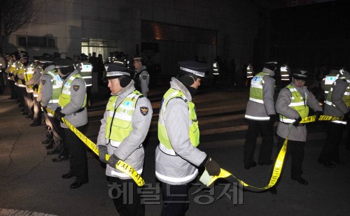 30일 오전 아라비아해에서 삼호주얼리호를 납치했다  우리 해군의 구출작전으로 생포돼 아랍에미레이트 왕실 전용기를 타고 부산으로 압송된 소말리아 해적 5명이 호송버스가 영장실질심사를 받기 위해 부산지검으로 들어오기 전 전경들이 포토라인을 설치하고 있다.<br />이날 김해공항에서 군으로부터  남해해경청이 해적의 신병을 인수 받았으며, 무장경찰 40여명과 특공대 전술차량 등 차량 6대, 헬기 1대를 동원하는등 특별호위를 하였다.<br />부산=이상섭기자/babtong@heraldm.com 2011.01.30
30일 오전 아라비아해에서 삼호주얼리호를 납치했다  우리 해군의 구출작전으로 생포돼 아랍에미레이트 왕실 전용기를 타고 부산으로 압송된 소말리아 해적 5명이 호송버스가 영장실질심사를 받기 위해 부산지검으로 들어오기 전 전경들이 포토라인을 설치하고 있다.
이날 김해공항에서 군으로부터  남해해경청이 해적의 신병을 인수 받았으며, 무장경찰 40여명과 특공대 전술차량 등 차량 6대, 헬기 1대를 동원하는등 특별호위를 하였다.
부산=이상섭기자/babtong@heraldm.com 2011.01.30