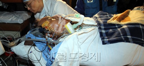 석해균 선장이 29일 밤 성남공항을 통해 입국,앰불런스를 타고 병원으로 향하고 있다. 사진공동취재단