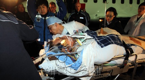석해균 선장이 29일 밤 성남공항을 통해 입국,앰불런스를 타고 병원으로 향하고 있다. 사진공동취재단
