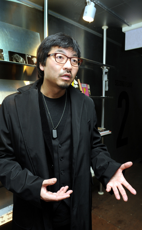 영화감독 벤슨 리. 박현구 기자phko@heraldm.com 2011.01.25
Filmmaker Benson Lee speaks during an interview with The Korea Herald in Seoul.  Park Hyun-koo/The Korea Herald