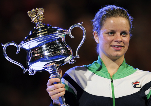 <YONHAP PHOTO-0651> Belgium's Kim Clijsters holds the trophy after beating China's Li Na during the women's singles final at the Australian Open tennis championships in Melbourne, Australia, Saturday, Jan. 29, 2011. (AP Photo/Andrew Brownbill)/2011-01-29 20:30:18/ <저작권자 ⓒ 1980-2011 ㈜연합뉴스. 무단 전재 재배포 금지.>
Kim Clijsters poses with the Australian Open championship trophy.  AP-Yonhap News