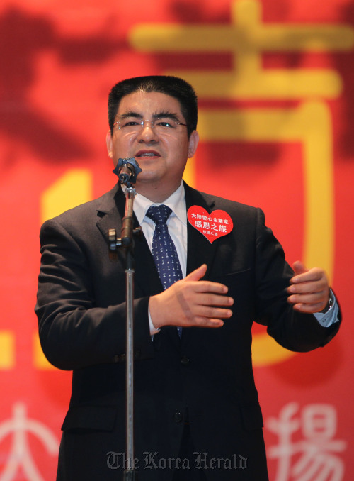 Chen Guangbiao speaks as his charity trip starts in Hsinchu, Taiwan, Jan. 27.
Xinhua-Yonhap News