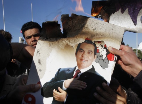 <YONHAP PHOTO-0451> FILE - In this Monday, Jan. 24, 2011 picture, protestors burn a photo of former President Zine El Abidine Ben Ali during a demonstration in Tunis, Tunisia against holdovers from Ben Ali's regime in the interim government. In late January 2011, Tunisians have a chance to do what was undreamable weeks earlier: Build a democracy from the ground up. This Arab nation of 11 million has started a revolution against longtime authoritarian regimes that has already spread to the powerful regional giant, Egypt, and to the impoverished but well-armed Yemen. What is not clear is where Tunisia's experiment will end. (AP Photo/Christophe Ena)/2011-01-30 06:27:59/ <저작권자 ⓒ 1980-2011 ㈜연합뉴스. 무단 전재 재배포 금지.>
Protestors burn a photo of former Tunisian President Zine El Abidine Ben Ali during a demonstration in Tunis against holdovers from Ben Ali’s regime in the interim government.  AP-Yonhap News