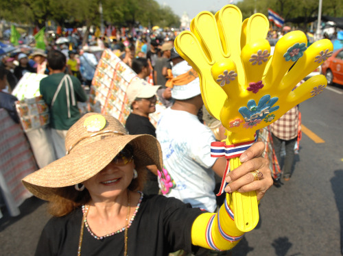 <YONHAP PHOTO-1956> (110125) -- BANGKOK, Jan. 25, 2011 (Xinhua) -- A supporter of the People's Alliance for Democracy (PAD), alias "yellow-shirts" movement, gestures during a mass rally against the government in Bangkok, Thailand, Jan. 25, 2011. Traffic around Thai Government House has been paralyzed on Tuesday as over 3,000 supporters of PAD hold mass rally against the government. (Xinhua/Rachen Sageamsak) (lmz)/2011-01-25 21:22:40/ <저작권자 ⓒ 1980-2011 ㈜연합뉴스. 무단 전재 재배포 금지.>
A supporter of the People’s Alliance for Democracy, alias gestures during a mass rally against the government in Bangkok.
Xinhua-Yonhap News