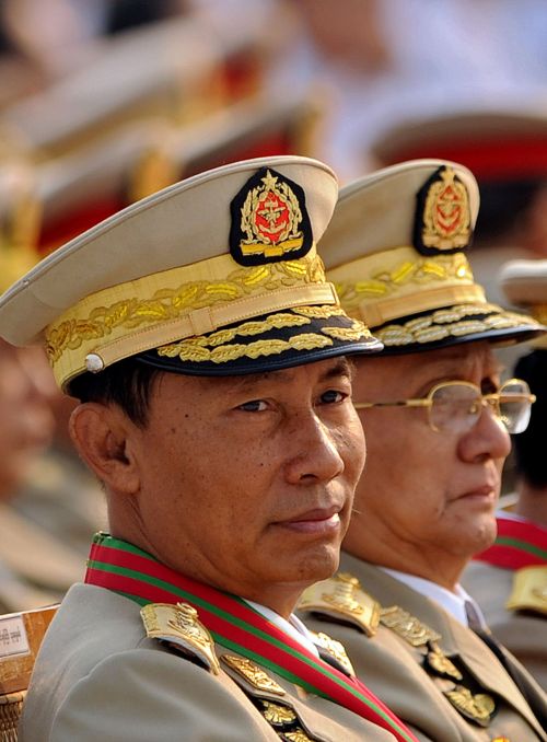 <YONHAP PHOTO-0413> (FILES) File picture taken on March 27, 2010 shows Myanmar general Thura Shwe Mann (L) and prime minister Thein Sein (R) attending a military parade marking the country's 65th Armed Forces day at a parade ground in the new capital Naypyidaw. At precisely 8.55 am on January 31, 2011 hundreds of uniformed soldiers and over 1,000 elected lawmakers will gather in Myanmar's capital for the grand opening of the country's fledgling parliament. Thura Shwe Mann, former army number three until his retirement in August 2010, has been linked to the top spot recently, but the junta's notorious secrecy makes the process utterly opaque. AFP PHOTO/Christophe ARCHAMBAULT /2011-01-29 13:28:59/ <저작권자 ⓒ 1980-2011 ㈜연합뉴스. 무단 전재 재배포 금지.>
Myanmar general Thura Shwe Mann (left) and prime minister Thein Sein (right) attending a military parade marking the country’s 65th Armed Forces day at a parade ground in the new capital Naypyidaw.  AFP-Yonhap News