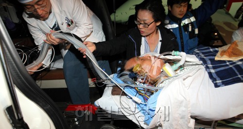 석해균 선장이 29일 밤 성남공항을 통해 입국,앰불런스를 타고 병원으로 향하고 있다. 사진공동취재단