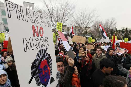 <YONHAP PHOTO-0276> Demonstrators, holding signs and chanting, fill the street in front of the Egyptian embassy in Washington Saturday, Jan. 29, 2011, demanding that Egyptian President Hosni Mubarak step down. The demonstrators also criticizing the Obama administration's response to the clashes in Egypt. (AP Photo/Alex Brandon)/2011-01-30 06:01:31/ <저작권자 ⓒ 1980-2011 ㈜연합뉴스. 무단 전재 재배포 금지.>
Demonstrators fill the street in front of the Egyptian embassy in Washington Saturday, demanding that Egyptian President Hosni Mubarak step down.  AP-Yonhap News