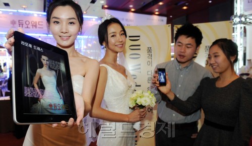 듀오스마트 웨딩페어가 30일 서울 쉐라톤 그랜드 워커힐호텔에서 열려 예비부부들이 2011년 최신 웨딩드레스에 대한 상세정보를 스마트기기를 이용해 확인하고 정보를 현장에서 실시간으로 확인해 큰 호응을 얻고 있다. 박현구 기자phko@heraldm.com 2011.01.30
듀오스마트 웨딩페어가 30일 서울 쉐라톤 그랜드 워커힐호텔에서 열려 예비부부들이 2011년 최신 웨딩드레스에 대한 상세정보를 스마트기기를 이용해 확인하고 정보를 현장에서 실시간으로 확인해 큰 호응을 얻고 있다. 박현구 기자phko@heraldm.com 2011.01.30