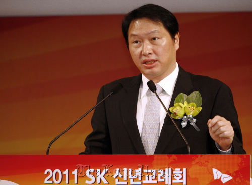 <YONHAP PHOTO-0912> 신년사 하는 최태원 회장 (서울=연합뉴스) 최태원 SK그룹 회장이 3일 서울 워커힐호텔에서 열린 2011년 SK 신년교례회에서 신년사를 하고 있다. 2011.1.3 photo@yna.co.kr/2011-01-03 14:13:59/ <저작권자 ⓒ 1980-2011 ㈜연합뉴스. 무단 전재 재배포 금지.>
Chey Tae-won