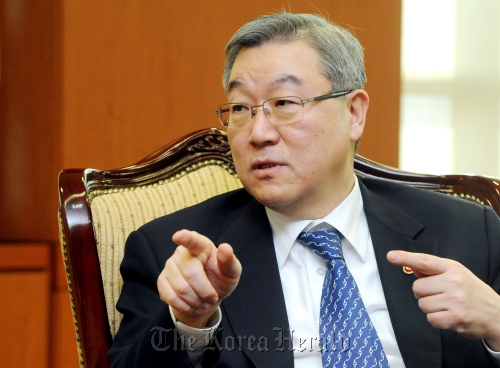 김성환 외교통상부 장관 인터뷰. 박현구 기자phko@heraldm.com 2011.01.27
Foreign Minister Kim Sung-hwan gestures during an interview with The Korea Herald at his office in Seoul. Park Hyun-koo/The Korea Herald