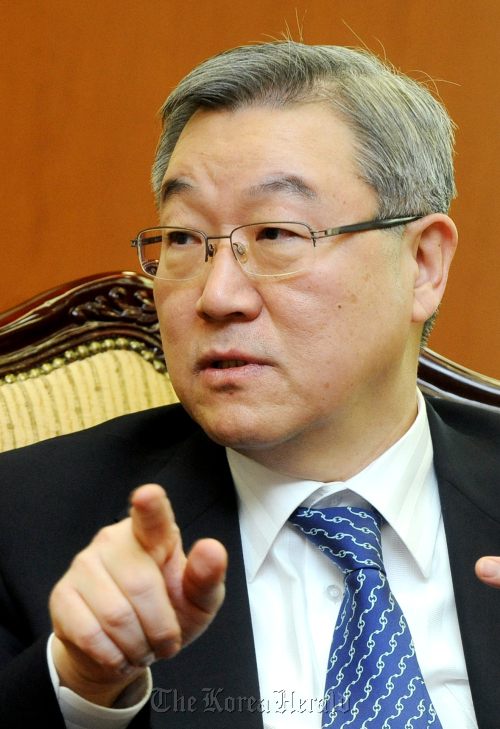 김성환 외교통상부 장관 인터뷰. 박현구 기자phko@heraldm.com 2011.01.27
Foreign Minister Kim Sung-hwan