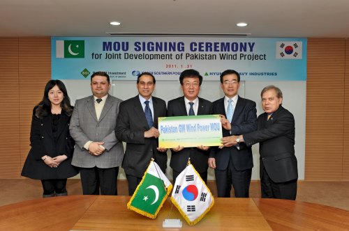 Present in the ceremony are (from right) Feroze Shah, advisor to
the chairman of the Pakistan Board of Investment; Kim Kwon-
Tae, senior vice president of Hyundai Heavy Industries; Nam Hoki,
president of KOSPO; Shaukat Ali Mukadam, Pakistan ambassador;
Fuad Hashim Rabbani, a commercial counsellor, and Shin
Jung-min, trade development officer at the Pakistan Embassy