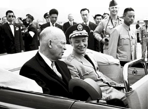 Former U.S. President Dwight D. Eisenhower (left) visits Taiwan on
June 18, 1960, becoming the only sitting U.S. president to visit
Taiwan. After arriving at Taipei Songshan Airport, he rides in a convertible
with President Chiang Kai-shek (right) to downtown Taipei.
This was an important period for Taiwan-U.S. relations.
(Taiwan Government Information Office)