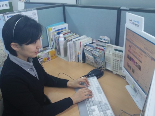 An employee of the Korea Tourism Organization’s 1330 TT Call
Center talks with a user on Jan. 27. (KTO)
