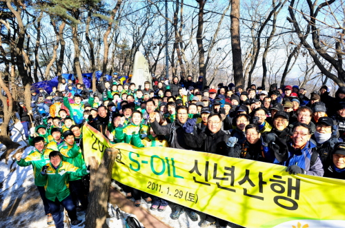 <YONHAP PHOTO-1041> S-OIL 신년산행 "글로벌기업 도약" 결의 (서울 S-OIL=연합뉴스) S-OIL 아흐메드 에이 수베이 CEO(앞줄 오른쪽 5번째)를 비롯한 임직원이 지난 29일 서울 청계산에서 열린 신년 산행에서 글로벌 기업으로의 도약과 지속성장 결의를 다짐하고 있다. 2011.1.30 photo@yna.co.kr/2011-01-30 11:59:10/ <저작권자 ⓒ 1980-2011 ㈜연합뉴스. 무단 전재 재배포 금지.>
<YONHAP PHOTO-1041> S-OIL 신년산행 "글로벌기업 도약" 결의 (서울 S-OIL=연합뉴스) S-OIL 아흐메드 에이 수베이 CEO(앞줄 오른쪽 5번째)를 비롯한 임직원이 지난 29일 서울 청계산에서 열린 신년 산행에서 글로벌 기업으로의 도약과 지속성장 결의를 다짐하고 있다. 2011.1.30 photo@yna.co.kr/2011-01-30 11:59:10/ <저작권자 ⓒ 1980-2011 ㈜연합뉴스. 무단 전재 재배포 금지.>
