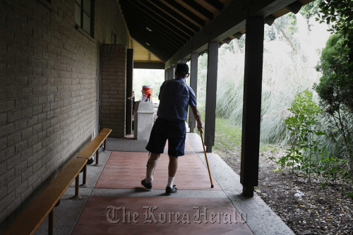 Leonard Rugh heads to the gym at Saddleback College in Mission Viejo, California, on Jan. 19.  Gary Friedman/Los Angeles Times/MCT