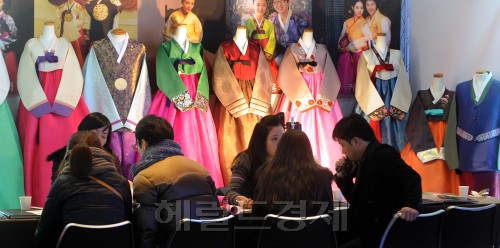 듀오스마트 웨딩페어가 30일 서울 쉐라톤 그랜드 워커힐호텔에서 열려 예비부부들이 2011년 최신 웨딩드레스에 대한 상세정보를 스마트기기를 이용해 확인하고 정보를 현장에서 실시간으로 확인해 큰 호응을 얻고 있다. 박현구 기자phko@heraldm.com 2011.01.30
듀오스마트 웨딩페어가 30일 서울 쉐라톤 그랜드 워커힐호텔에서 열려 예비부부들이 2011년 최신 웨딩드레스에 대한 상세정보를 스마트기기를 이용해 확인하고 정보를 현장에서 실시간으로 확인해 큰 호응을 얻고 있다. 박현구 기자phko@heraldm.com 2011.01.30
‘엄동설한’ 서울 한복판에서 예식용 한복과 드레스 전시회가 열려 눈길을 끌었다. 30일 서울 장충동 쉐라톤그랜드워커힐호텔에서 열린 ‘듀오스마트 웨딩페어’에 예비 신혼부부들이 참가, 화려한 예식용 한복 앞에서 무엇을 고를지 고민하고 있다. 박현구 기자/phko@