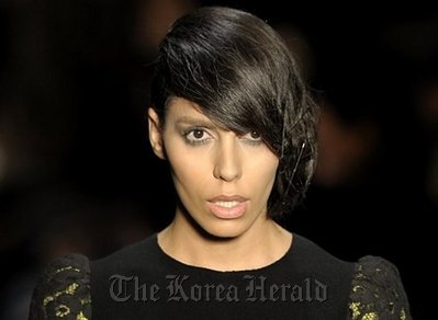 Brazilian transsexual model Lea T. presents a creation by designer Alexandre Herchcovitch during the 2011-2012 Fall-Winter collections of the Sao Paulo Fashion Week in Sao Paulo, Brazil.  AFP-Yonhap News.