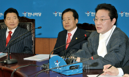 한나라당  정두언 최고위원이  31일 오전 여의도당사에서 열린 최고위원회의에서 발언을 하고 있다.양동출dcyang@heraldm.com/110131/
한나라당  정두언 최고위원이  31일 오전 여의도당사에서 열린 최고위원회의에서 발언을 하고 있다.양동출dcyang@heraldm.com/110131/
한나라당  정두언 최고위원이 31일 오전 여의도 당사에서 열린 최고위원회의에 한복차림으로 참석해 발언하고 있다. 정 최고위원은  이 자리에서 “누구나 편안하게 한복을 입는 문화가 정착되기를 바라는 마음에서 한복을 입었다”고 말했다. 양동출 기자/dcyang@heraldm.com